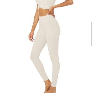 Alo Cargo Pant Legging in Bone 🦴